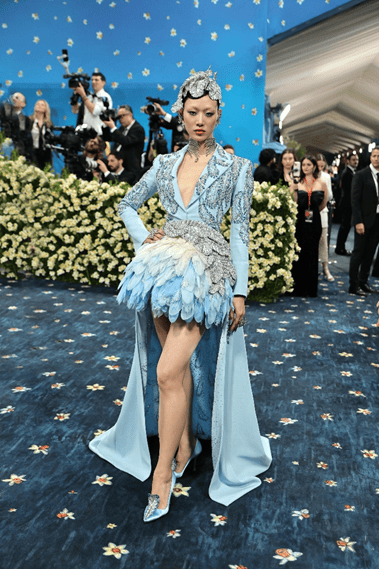 年Met Gala 庆祝品牌130周年AG真人国际游戏施华洛世奇闪耀2025(图2)