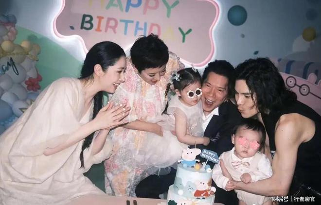 向佐带娃有时异地但豪门日子藏不住了AG真人网郭碧婷手撕谣言：婆婆给钱(图10)