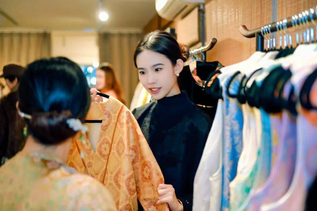 年杨仕嘉：让“新中式”服装更有国际范AG真人旗舰厅登录侨连五洲 华侨青(图4)