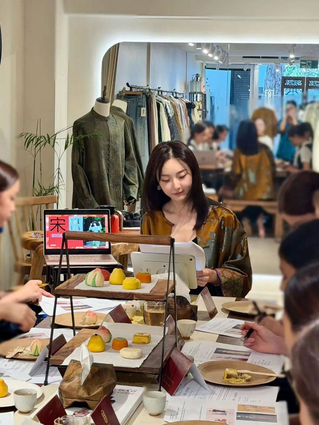 年杨仕嘉：让“新中式”服装更有国际范AG真人旗舰厅登录侨连五洲 华侨青(图5)